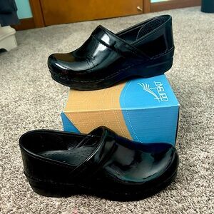 COPY - Women’s Dansko Clogs/nurse shoes size 39, or 8.5, black patent leather
